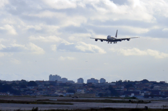 Airbus A380 da Emirates se aproximando da prista de pouso em Guarulhos