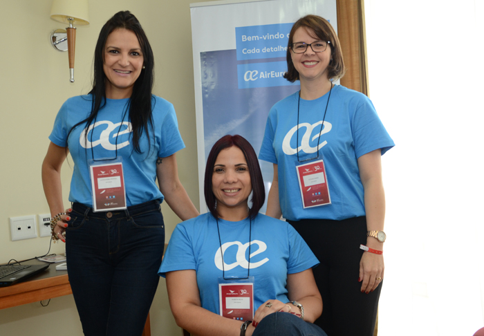 Air Europa destaca 787 Dreamliner e novos cardápios no Encontro Ancoradouro 1 Alessandra Feitosa, Márcia Silva, e Viviane Simão, da Air Europa, fizeram a capacitação