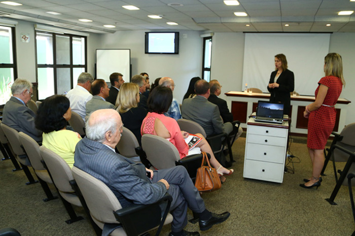 Edmar Bull assume presidência no Conselho Curador do SPCVB 1 Annie Morrissey abre encontro. / Foto por: Gregory Grigoragi.
