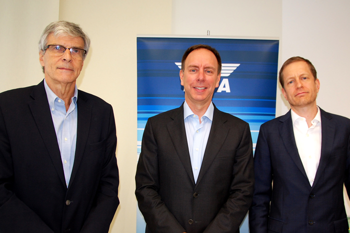 Iata celebra assinatura da MP das aéreas: "mais um importante passo" 1 Carlos Ebner, Jason Sinclair e Peter Cerda, da Iata