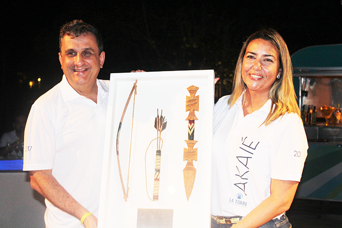 Claiton Armelin recebe o trofeu pela CVC
