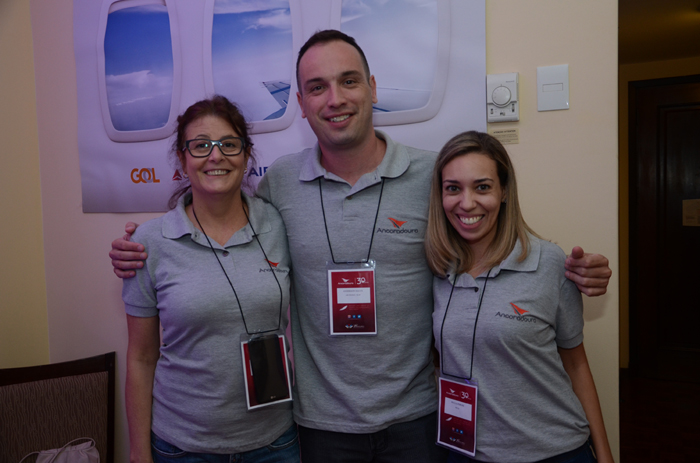 Gol, Delta e Air France KLM unem-se pela primeira vez para Encontro Ancoradouro 1 Claudia Brasil, da GOL, Anderson Salvá, da AirFrance KLM, e Paula Peroni, da Delta estiveram na dinâmica com os agentes.