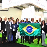 Delegação brasileira do RDVEF 2017 em frente ao estande da Atout France
