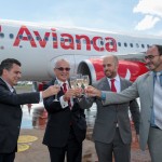 Executivos brindando o novo voo da Avianca para Foz do Iguaçu