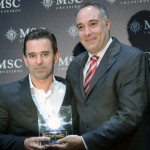 Fabio Rossi, da Flytour Viagens, recebe o troféu das mãos de Roberto Afonseca, da MSC