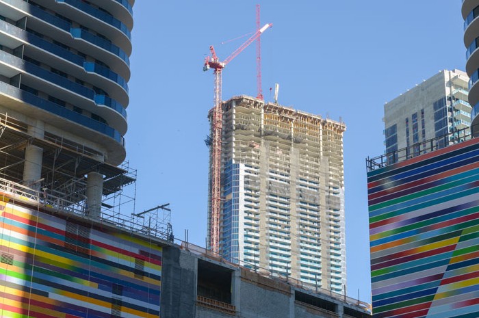 Novo Hyatt Centric será inaugurado no prédio mais alto de Miami Construção da Panorama Tower, que está atualmente no 81º andar, deve concluir os dois últimos andares até setembro (Foto: Golden Dusk Photography)