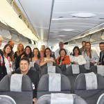 Grupo de agentes com dirigentes da Avianca na visita técnica ao A330