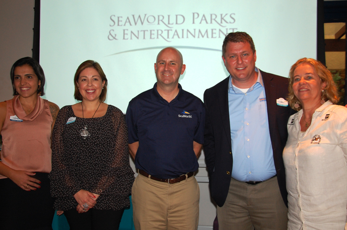 Visitantes do SeaWorld podem ajudar a preservar os animais; entenda 1 Marjori Schroeder, Maria Pazmino, Jim Kisler e Bill Street, do SeaWorld, com Neca Marcovaldi, do projeto Tamar-mini