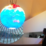 Marx Beltrão observa o globo giratório