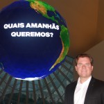 O ministro diante do globo no hall do Museu O ministro diante do globo no hall do Museu