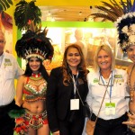 Oreni Braga, presidente do Amazonastur, entre Roy Taylor e Rosa Masgrau, do M&E