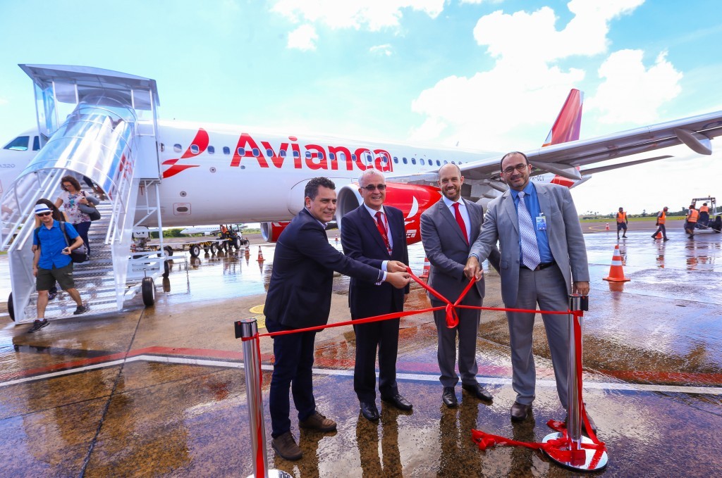 Piolla com os dirigentes da Avianca na chegada do voo