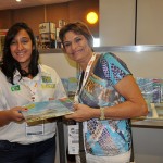 Roberta Saavedra entrega o jornal a Selene Miranda, da Selene Tour