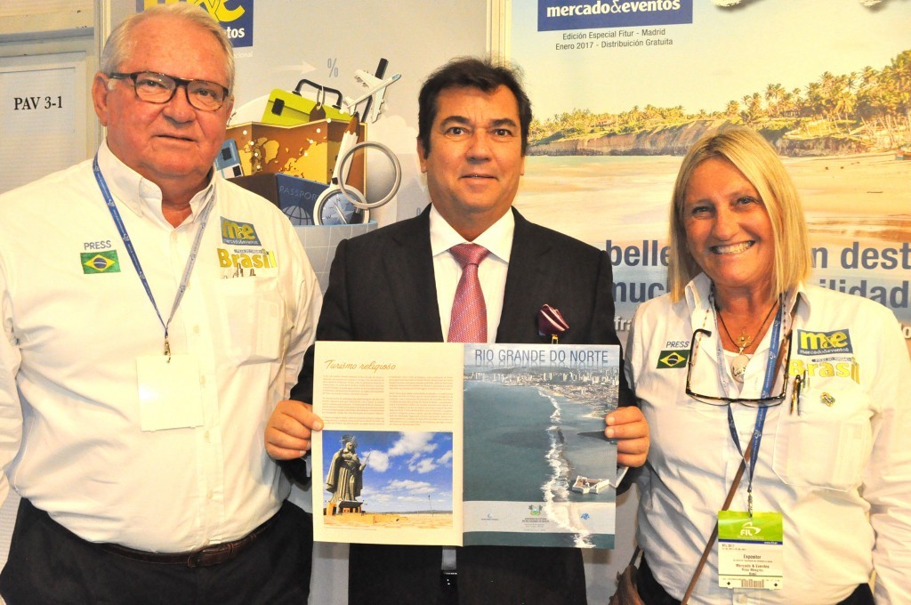 BTL - Número de turistas argentinos no RN cresce 144% em 2016 1 Ruy Gaspar, secretário de Turismo do RN, com Roy Taylor e Rosa Masgrau, do M&E