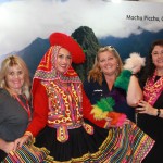 Susi Schuch, da Avianca, Rosani Aguiar, da New Age, e Milagros Ochoa tiram foto com a personagem peruana
