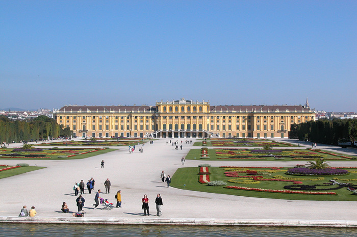 Berlim e Viena: veja as novidades dos destinos para 2017 Wien_Schoenbrunn_Rueckseite