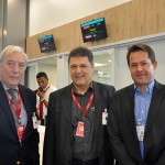 Yan Gillespie e Valci Souza, da Avianca com Patrick Fehring, diretor do RIOgaleão