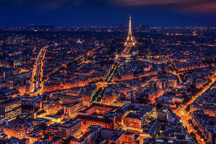 França volta a bater recorde de casos diários de Covid-19 1 Bares à noite em Paris são de grande procura por aqueles eque viajam sós.