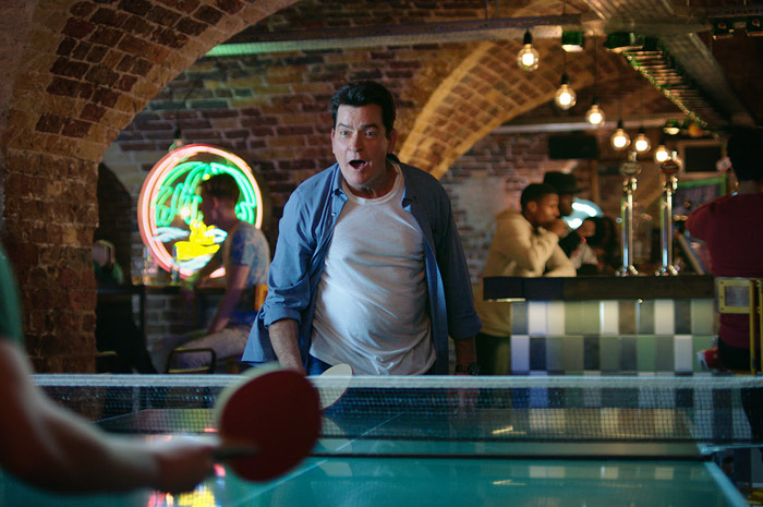Hostelworld faz campanha sobre hostels com Charlie Sheen Vídeos foram gravados no Wombats City Hostel, em Londres, um dos 33.000 mil estabelecimentos globais disponíveis no Hostelworld.