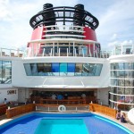 Área das piscinas do Disney Wonder Área das piscinas do Disney Wonder