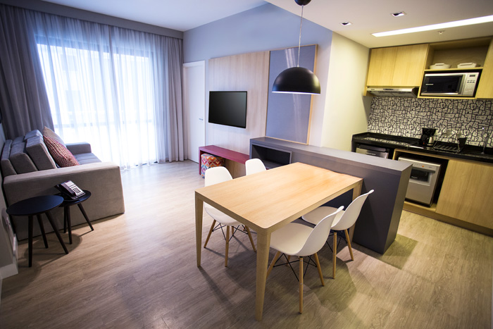 Accor lança o primeiro Adagio ApartHotel em Salvador Quartos do novo hotel são equipados com cozinha e uma mesa para refeições (Foto: Divulgação)