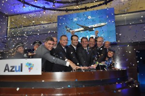 Antonoaldo Neves e diretores da Azul no momento que simbolizou a abertura de capital da Azul