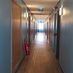 Corredores são todos pintados na cor azul e todo o piso é de madeira