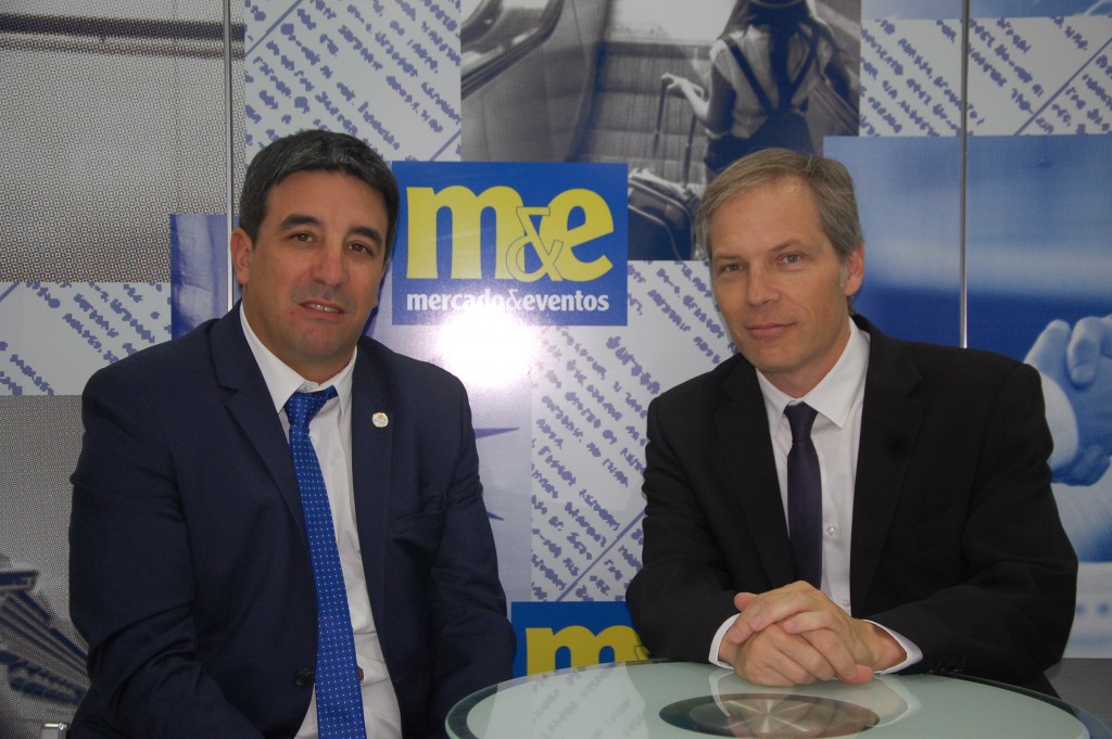 Bariloche espera crescimento de até 15% no número de brasileiros 1 O secretário de turismo de Bariloche, Marcos Barberis, e o diretor executivo da Emprotur, Diego Piquin, esperam ter uma temporada histórica em 2017