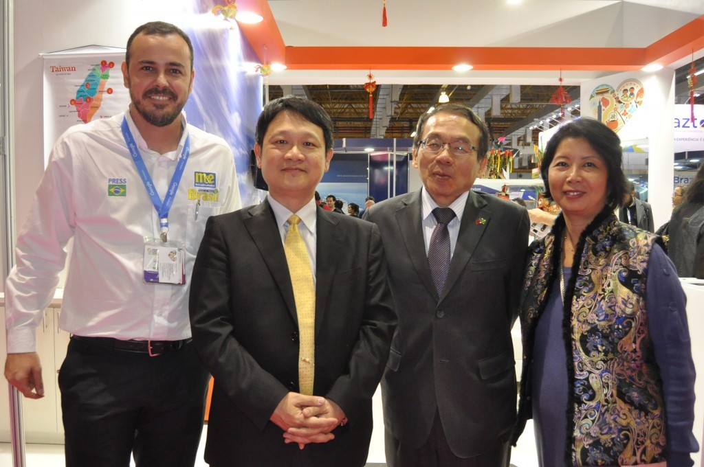 Presente na WTM-LA, Taiwan aposta todas as fichas no mercado brasileiro João Taylor, do M&E, com Brad Shih, Fernando Wang e Andrea Chung, de Taiwan