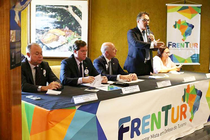 Frente Parlamentar de Turismo pede apoio político para fomento ao setor Lummertz discursa no relançamento da Frent Tur