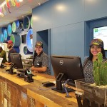 Os funcionários do local também entram no clima do surf