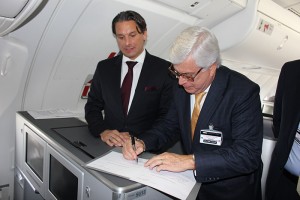 Tamur Goudarzi Pour, vice-presidente para as Américas do Grupo Lufthansa e Juarez Cintra Filho, fundador do Grupo Ancoradouro, assinam contrato da parceria.