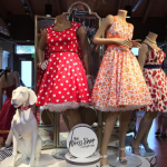 O vestido de bolinhas inspirado na personagem Minnie é um dos mais procurados.