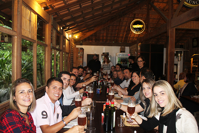 Rota Cervejeira RJ promove tours na Região Serrana e terá ações no exterior Tour incluiu almoço com harmonização da cerveja Dual, no restaurante Trilhas do Araçari, em Muri