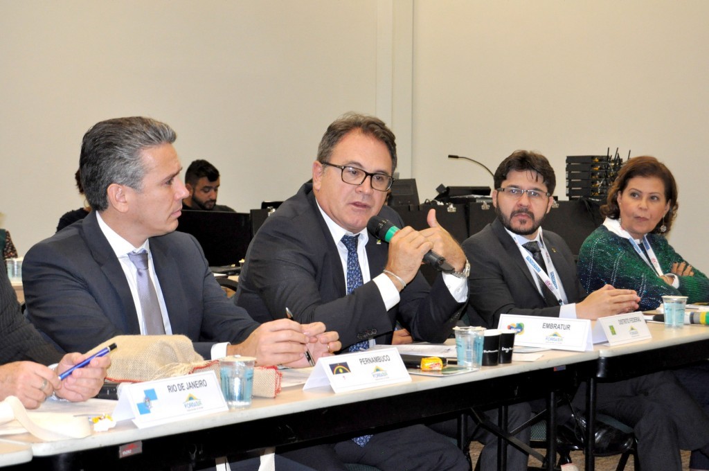 Sebrae nega aporte de R$ 400 mi para criação de nova Embratur: "não fazemos promoção turística" Vinicius Lummertz, presidente da Embratur, fala ao lado do presidente do Fornatur, Felipe Carreras, de Gilson Lira, da Embratur, e Tete Bezerra, do MTur