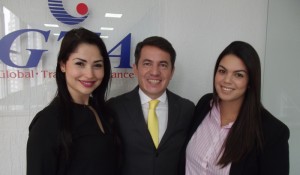 À esquerda, Renata de Lucca, gerente de vendas da rede Tauá Hotels & Convention; Gelson Popazoglo, diretor comercial da GTA; e Fernanda Lima, gerente de contas da rede
