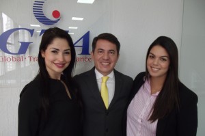À esquerda, Renata de Lucca, gerente de vendas da rede Tauá Hotels & Convention; Gelson Popazoglo, diretor comercial da GTA; e Fernanda Lima, gerente de contas da rede