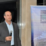 Alexander Haim saúda os agentes de viagens