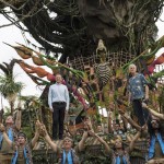 Bob Iger, CEO da Disney com James Cameron durante inauguração de  Pandora no Animal Kingdom