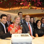 Brinde diante do bolo comemorativo dos 20 anos da Star Alliance