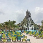 Curta os toboáguas ou fica à beira da praia com vista para o vulcão Krakatau