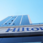 A fachada com a marca Hilton