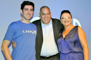 O humorista Marcelo Adnet, com Hugo Clarinda, do CTB, e Janaína Araújo, da Double Desk