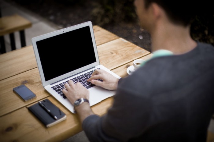 EUA pode proibir laptops em voos vindos dos principais destinos da Europa Medida visa prevenir o transporte de explosivos e ataques terroristas