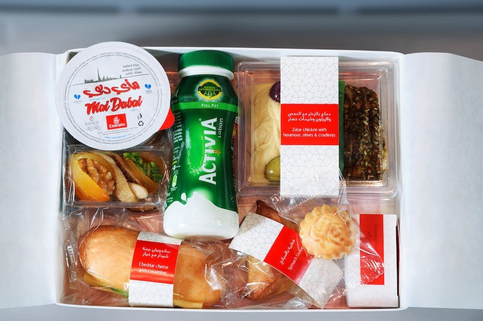 Para conforto e conveniência dos passageiros, a Emirates conta com pratos e ferramentas especiais para o período de Ramadã (Divulgação/Emirates)