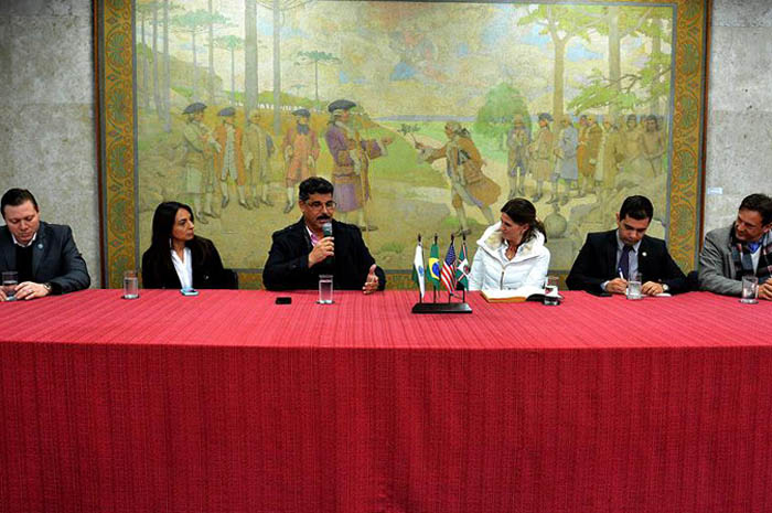 Curitiba e Orlando discutem soluções e alternativas para o turismo 1 Curitiba e Orlando discutem soluções e alternativas para o turismo, o vice-prefeito de Orlando, Tony Ortiz, fez uma apresentação a empresários do setor turístico de Curitiba, no Salão Nobre da Prefeitura. Foto:Levy Ferreira/SMCS