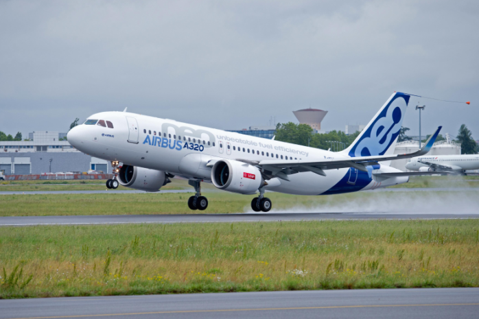 A aeronave A320neo conta com uma nova tecnologia de motores de avião que ajudam no consumo de combustível