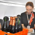 A equipe de bordo da Gol serviu champanhe aos passageiros em celebração a inauguração do voo