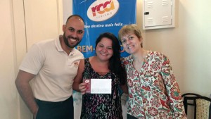 RCA promove café da manhã para lançamento da temporada 2017/2018 Aline Freitas e Rodrigo Barcelos com a vencedora do sorteio Mega fam