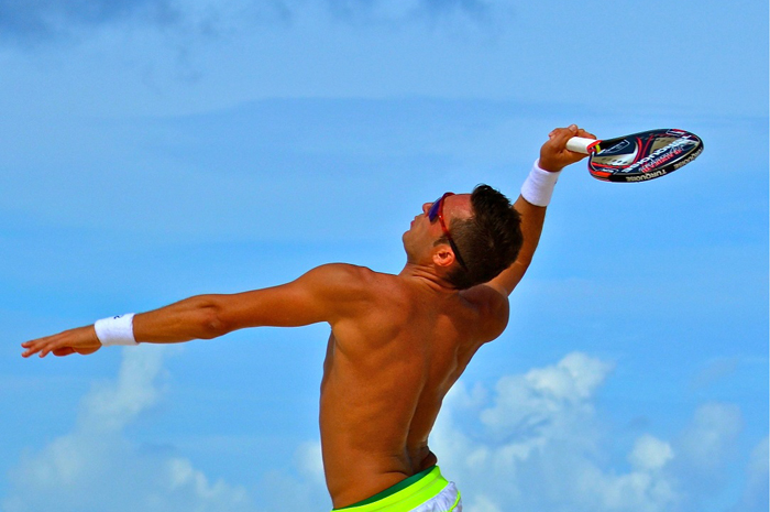 10 dicas para aproveitar Aruba em família Beach Tennis_ Close Up of Player